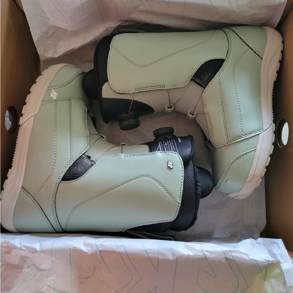 Women’s snowboard boots